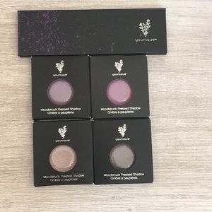 Signature pressed quad palette with eye shadow.